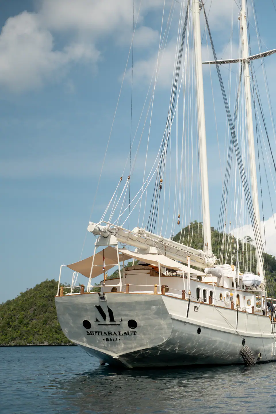 Mutiara Laut close view of the yacht’s traditional sails against a blue sky.