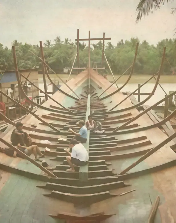 The skeleton of Mutiara Laut is being constructed by local artisans. 